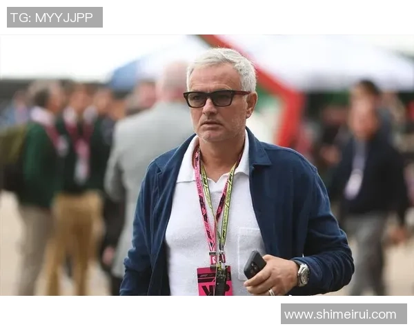 足球球星戴护膝展现坚韧意志彰显拼搏精神激励无数球迷 足球球星戴护膝展现坚韧意志彰显拼搏精神激励无数球迷